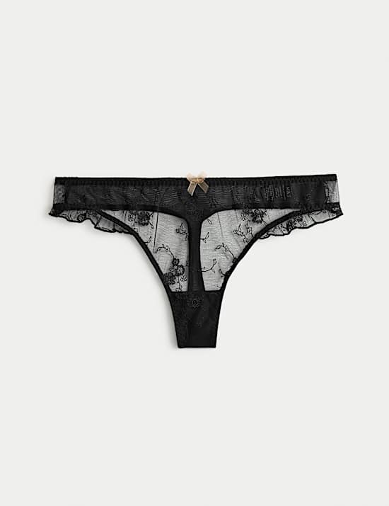 Helena Tanga mit Stickerei