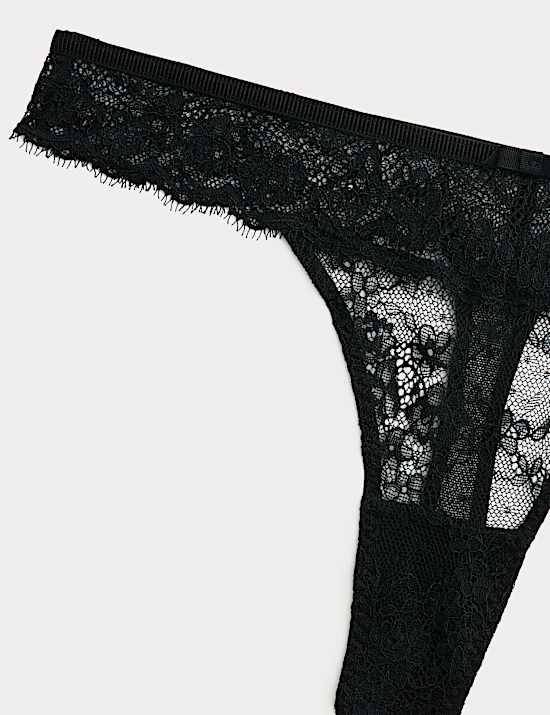 String orn&eacute; de dentelle Ida