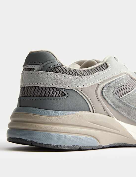 Semi&scaron;ov&eacute; &scaron;něrovac&iacute; tenisky