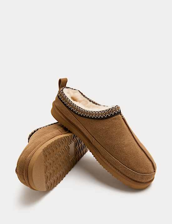 Mules chaussons en daim &agrave; encolure motif brod&eacute;
