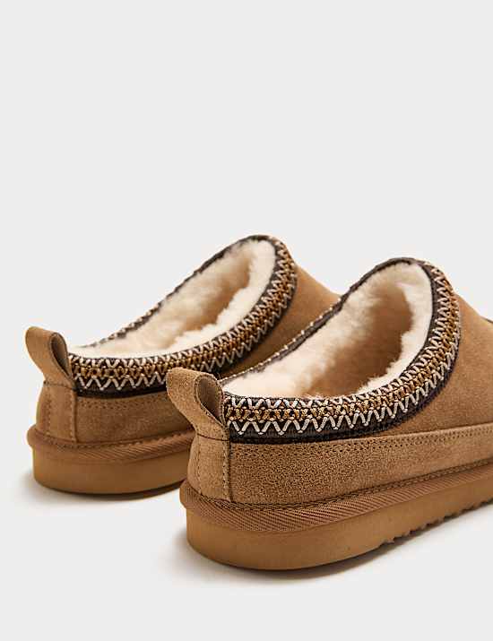 Mules chaussons en daim &agrave; encolure motif brod&eacute;