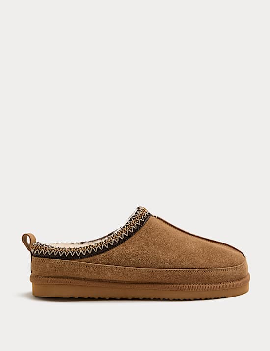 Mules chaussons en daim &agrave; encolure motif brod&eacute;