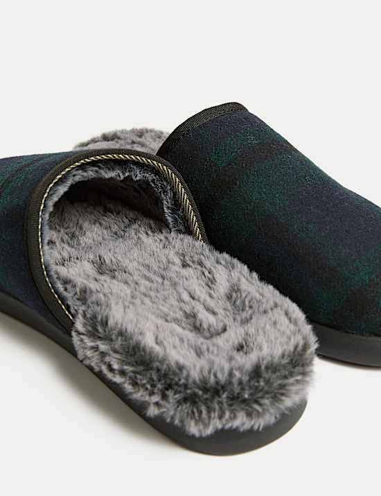 Schwarzer karierter Pantoffel mit Uhr