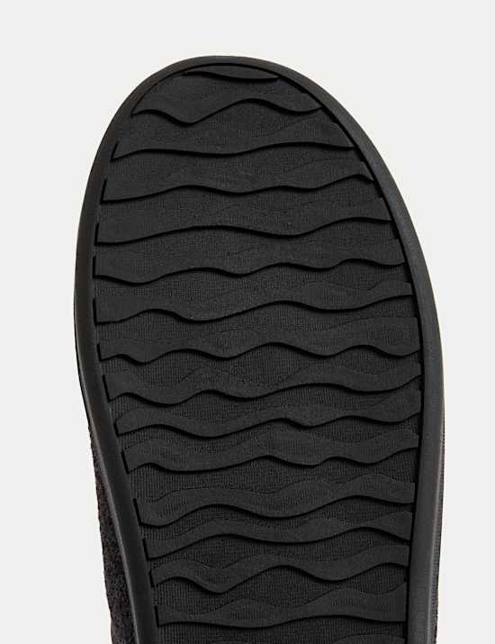 Pantoffel mit Fischgrätmuster