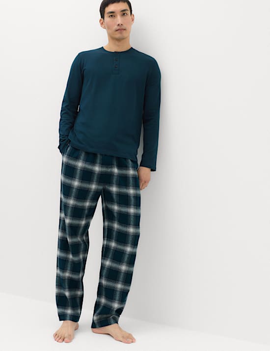 Pyjama en coton peign&eacute; &agrave; col boutonn&eacute; et carreaux