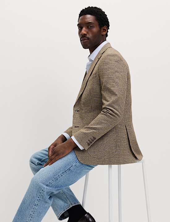 בלייזר מפשתן וכותנה בגזרה מחויטת ובדוגמת פפיטה