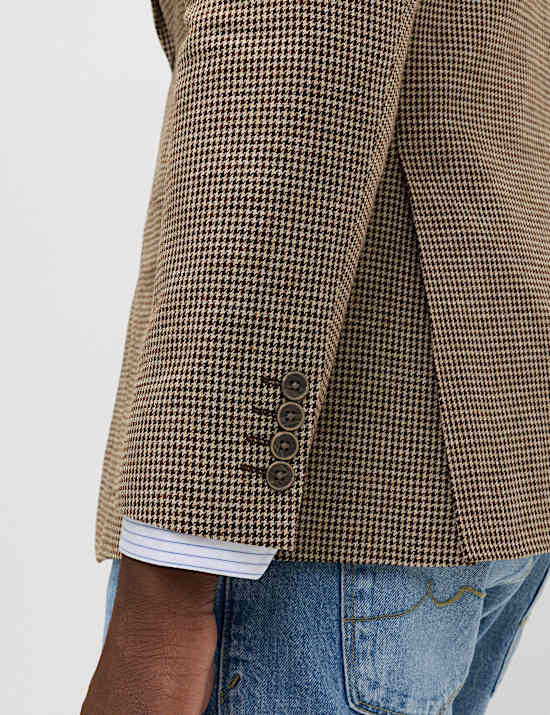 בלייזר מפשתן וכותנה בגזרה מחויטת ובדוגמת פפיטה