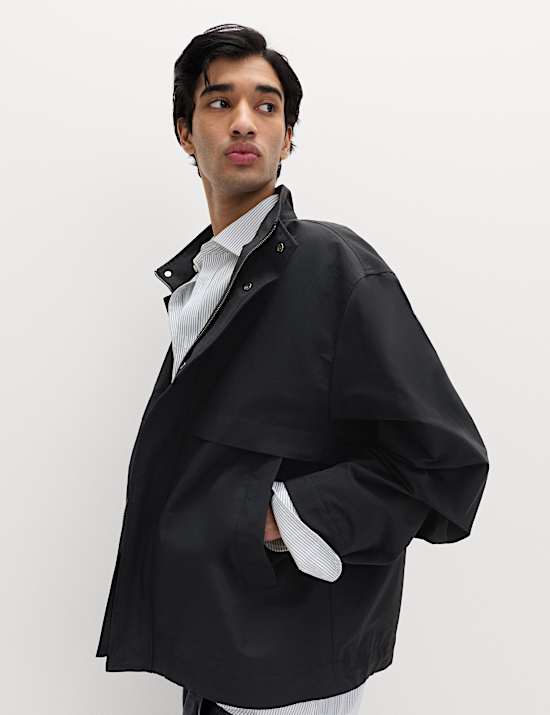 Bunda typu bomber rovn&eacute;ho střihu s vysok&yacute;m pod&iacute;lem bavlny a stoj&aacute;čkem