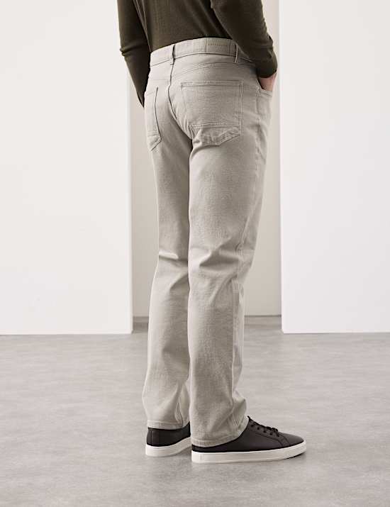 Strečov&eacute; dž&iacute;ny rovn&eacute;ho střihu, pruž&iacute; do v&scaron;ech stran