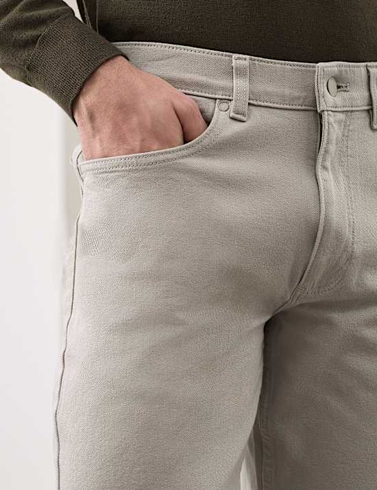 Strečov&eacute; dž&iacute;ny rovn&eacute;ho střihu, pruž&iacute; do v&scaron;ech stran