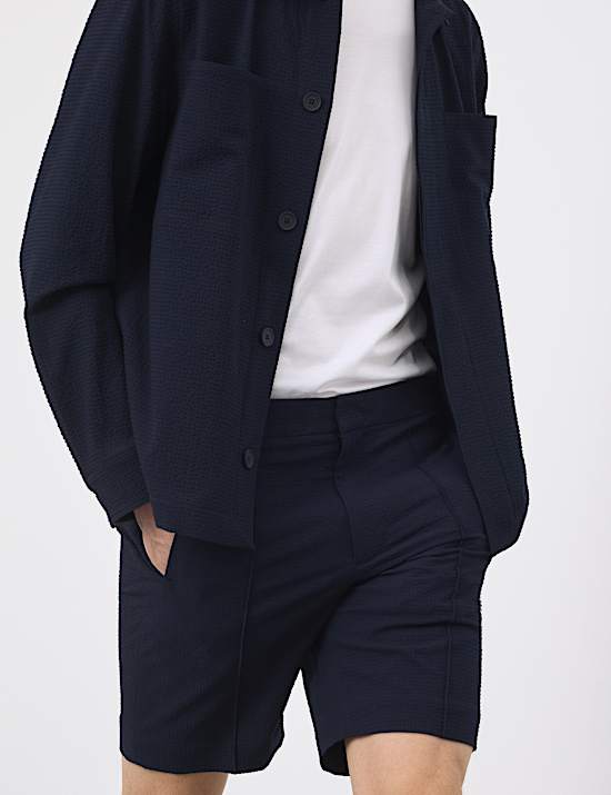 Short &eacute;l&eacute;gant en seersucker extensible