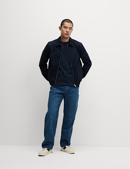 Ελαστικό τζιν σε χαλαρή γραμμή