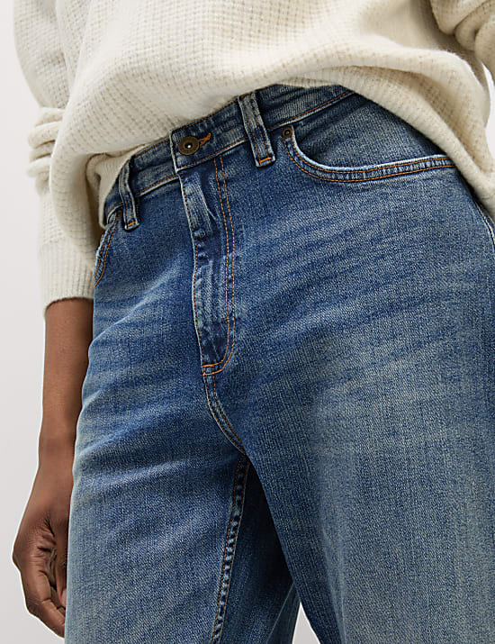 Vintage τζιν σε χαλαρή γραμμή με ξεθωριασμένη όψη