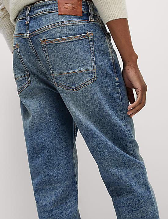 Vintage τζιν σε χαλαρή γραμμή με ξεθωριασμένη όψη