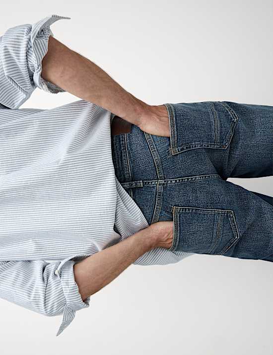 Jean coupe fusel&eacute;e, aspect d&eacute;lav&eacute; de style r&eacute;tro