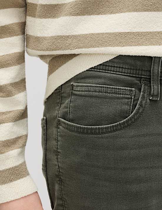 Schmal geschnittene Jeans mit bequemem Stretch