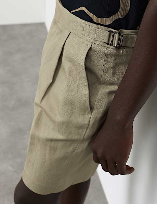 Shorts aus Baumwoll-Leinen-Mischgewebe mit Plisseedetail vorne