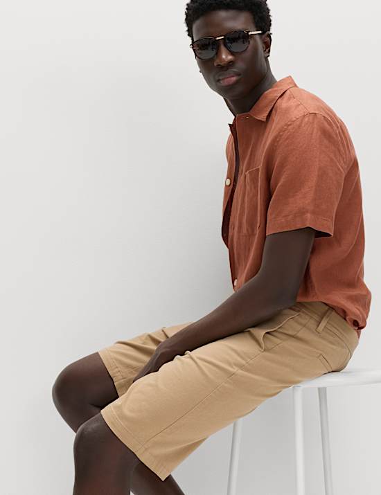 מכנסי צ'ינו קצרים מבד נמתח בגזרה משוחררת