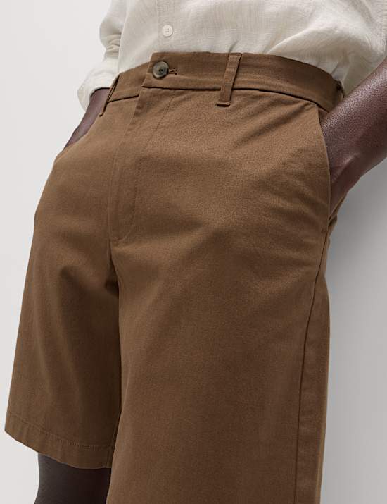 Chinos cortos el&aacute;sticos de corte est&aacute;ndar