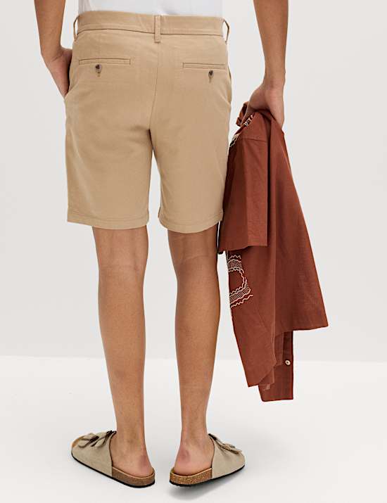 Normal geschnittene Chino-Shorts mit Stretch