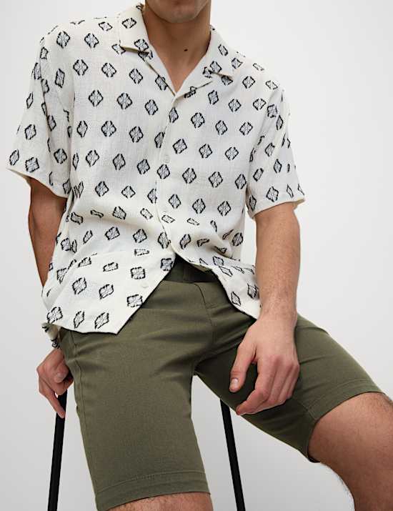 מכנסי צ'ינו מבד נמתח בגזרה צרה