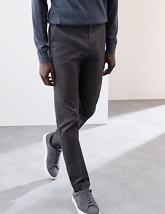 Schmal geschnittene, superleichte Chinohose