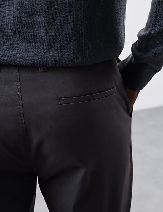 Schmal geschnittene, superleichte Chinohose