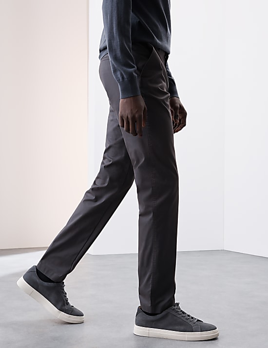 Schmal geschnittene, superleichte Chinohose