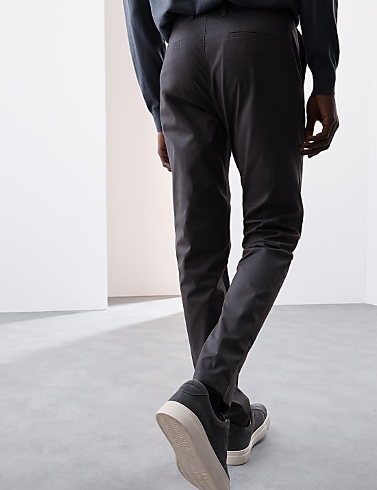 Schmal geschnittene, superleichte Chinohose