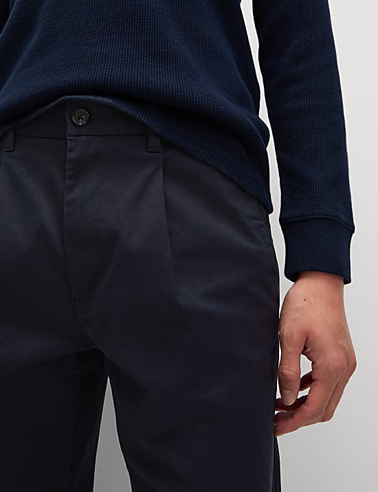 Tradycyjne chinosy z diagonalu o kroju regular fit z plisą