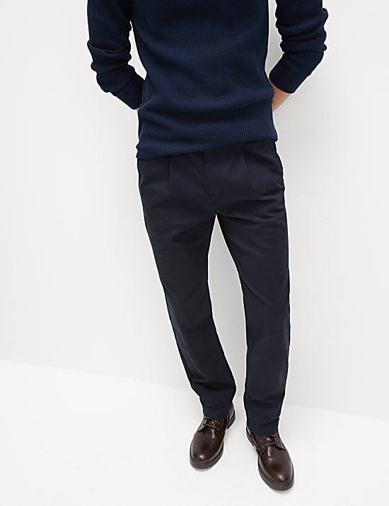 Tradycyjne chinosy z diagonalu o kroju regular fit z plisą