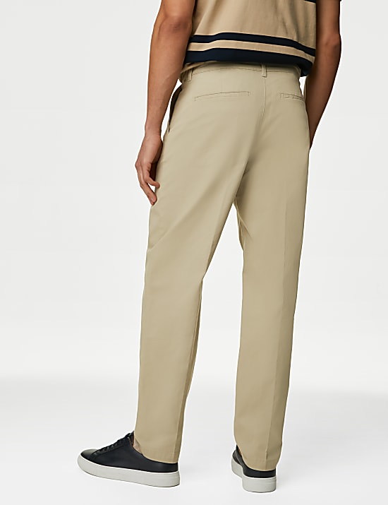 Ελαστικό παντελόνι chino με πιέτα με κανονική εφαρμογή