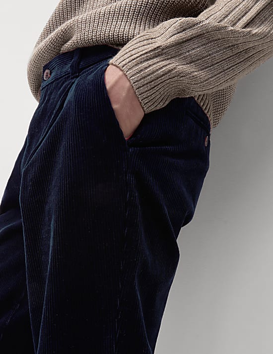 Chino από πολυτελές κοτλέ με μονή πιέτα και κανονική εφαρμογή