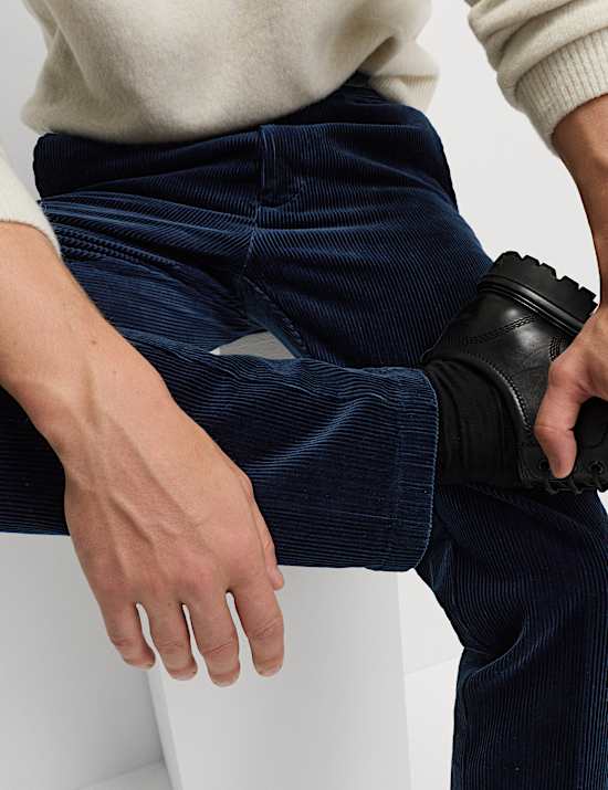 Katoenrijke, luxe corduroy chino met normale pasvorm