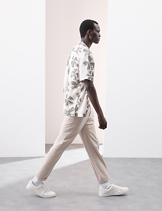 Chemise à col cubain et motif fleuri