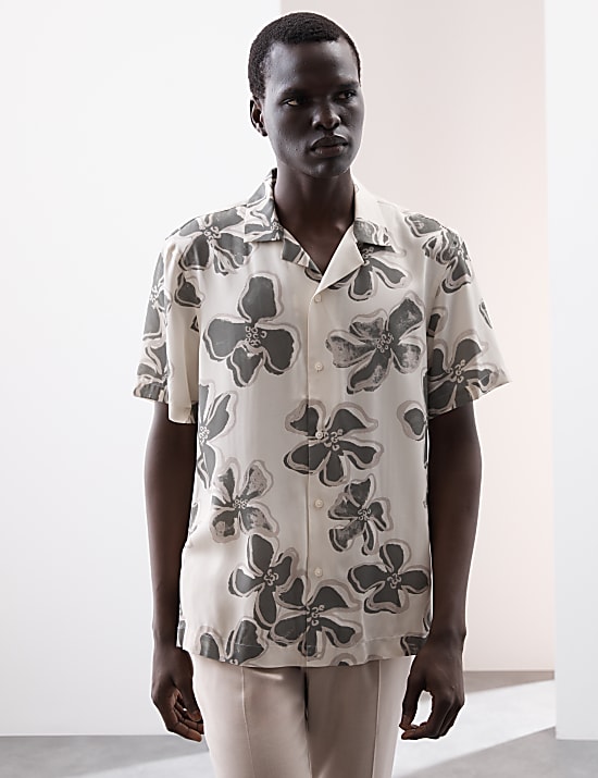 Chemise à col cubain et motif fleuri