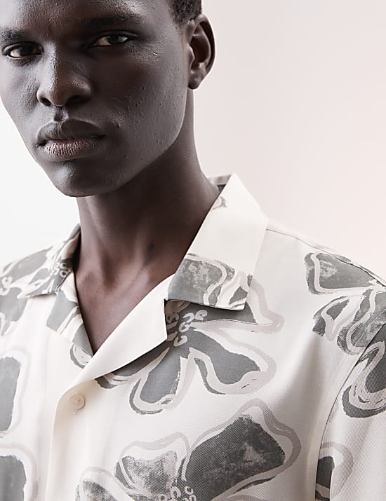 Chemise à col cubain et motif fleuri