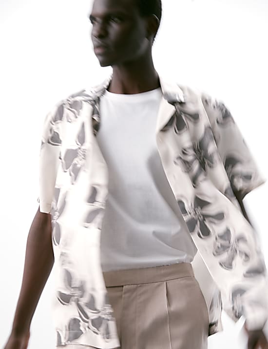 Chemise à col cubain et motif fleuri