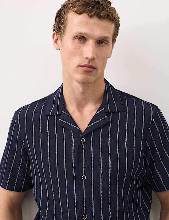 Chemise &agrave; manches courtes et rayures en seersucker froiss&eacute;