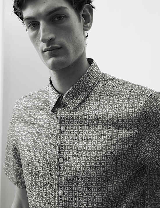 חולצת שרוול קצר עם הדפס גיאומטרי