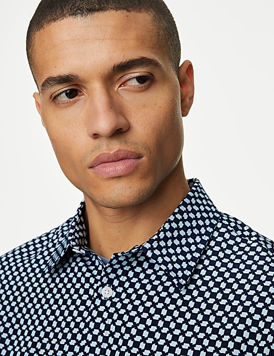 Kemeja Motif Geometris Mudah Disetrika