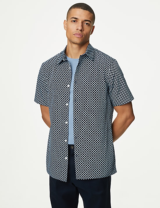 Kemeja Motif Geometris Mudah Disetrika