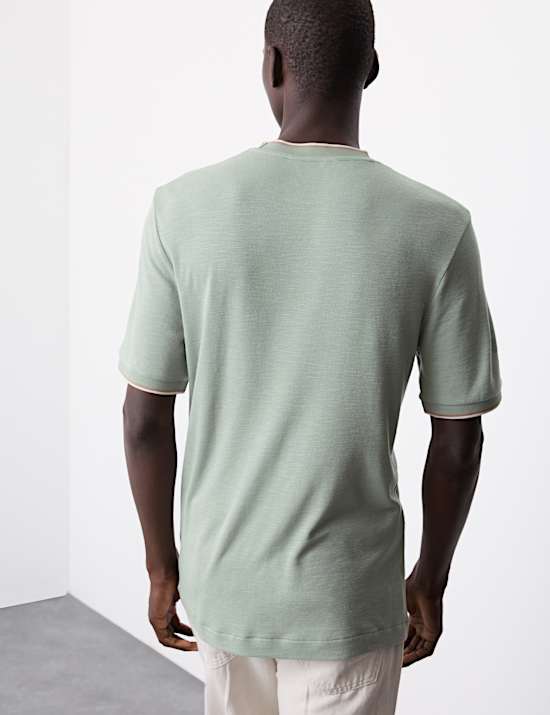 Tričko s v&yacute;střihem ke krku, ze směsi lnu