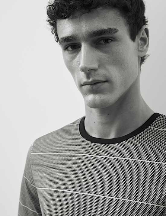 Teksturowana koszulka w paski ze 100% bawełny