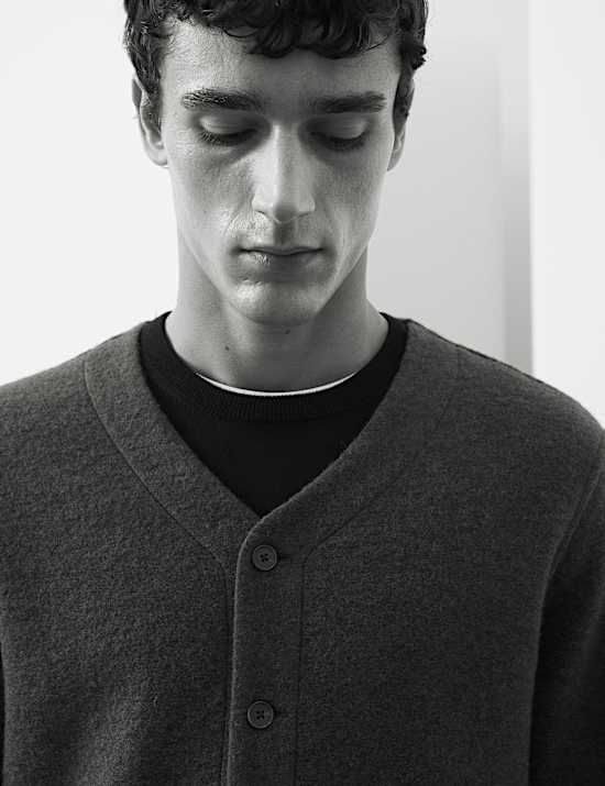 קרדיגן מתערובת צמר ופליז עם צווארון וי