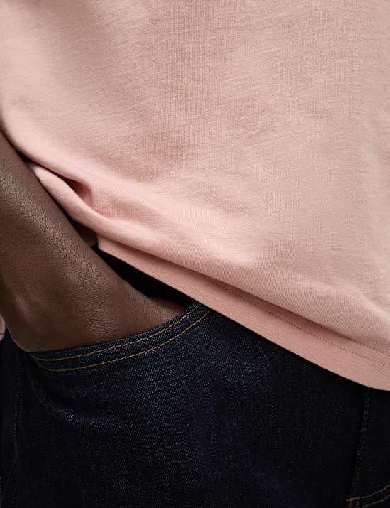 T-Shirt aus reiner Baumwolle in normaler Passform mit Rundhalsausschnitt