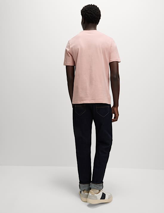 T-Shirt aus reiner Baumwolle in normaler Passform mit Rundhalsausschnitt