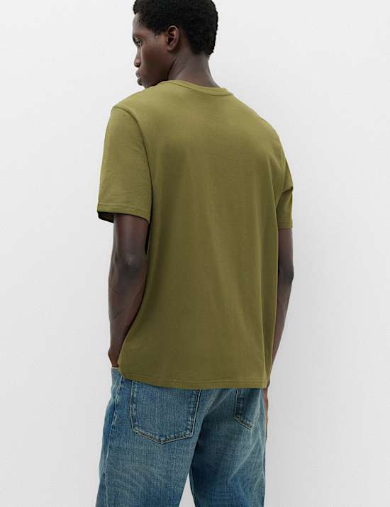 T-Shirt aus reiner Baumwolle in normaler Passform mit Rundhalsausschnitt