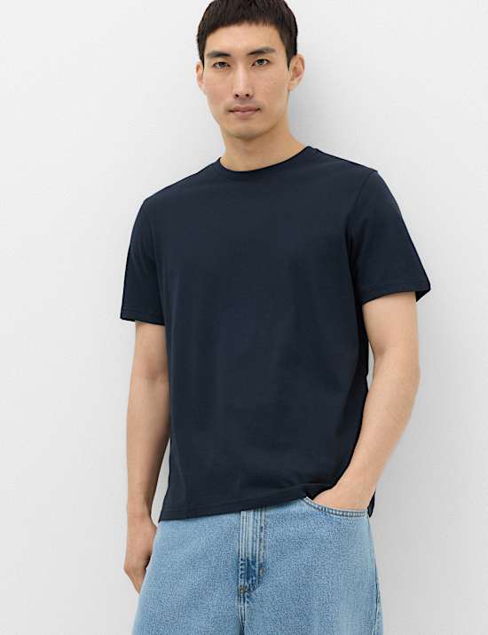 T-Shirt aus reiner Baumwolle in normaler Passform mit Rundhalsausschnitt