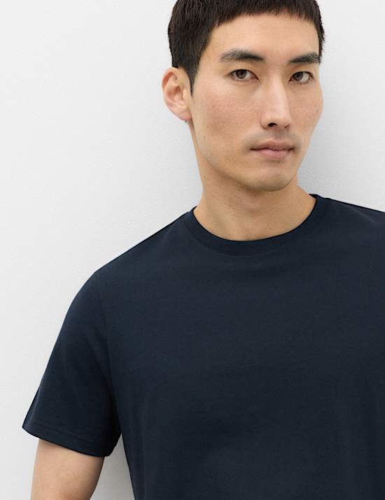 T-Shirt aus reiner Baumwolle in normaler Passform mit Rundhalsausschnitt